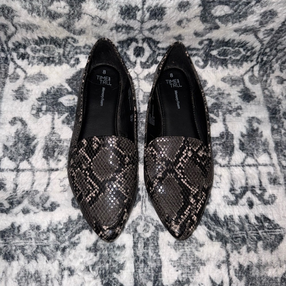 Time and Tru Women's Pointed Toe Snake-Print Flats in Black/Taupe